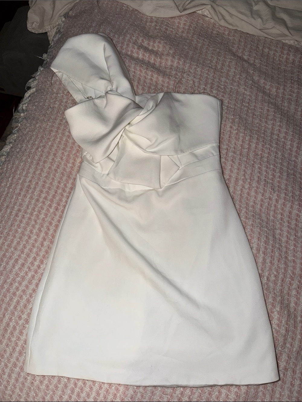 DO+BE White One-Shoulder Bow Mini Dress